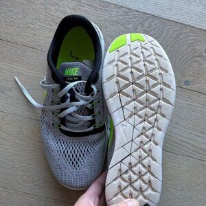 NIKE Men's Grey and Green Free Run Shoes (Size US 8M)